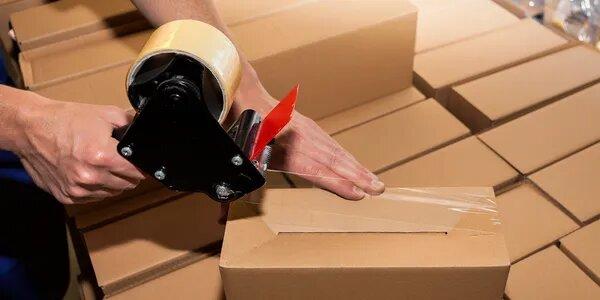 Industrial taping machine sealing a corrugated case